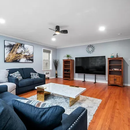 Chic & Spacious 3-Bedroom Condo-Just 10 Minutes From Downtown Chicago